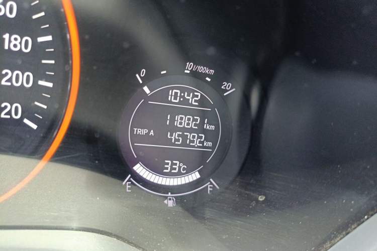Used Honda Vezel 2015 1.5L CVT two-wheel drive Comfort trim Odometer Close Up