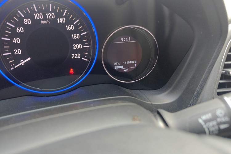 Used Honda Vezel  Odometer Close Up