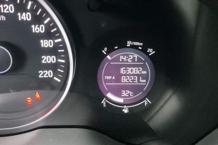 Used Honda Vezel 2015 1.5L CVT two-wheel drive Comfort trim Odometer Close Up