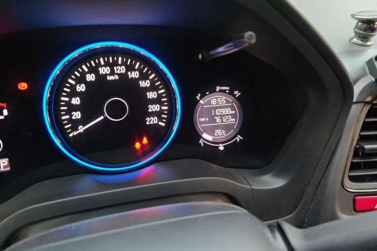 Used Honda Vezel 2015 1.5L CVT two-wheel drive Comfort trim Odometer Close Up