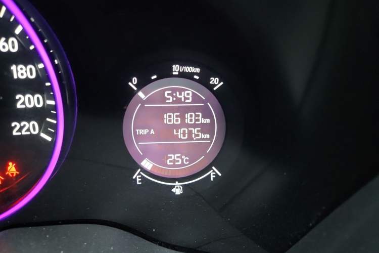 Used Honda Vezel 2015 1.5L CVT two-wheel drive Comfort trim Odometer Close Up
