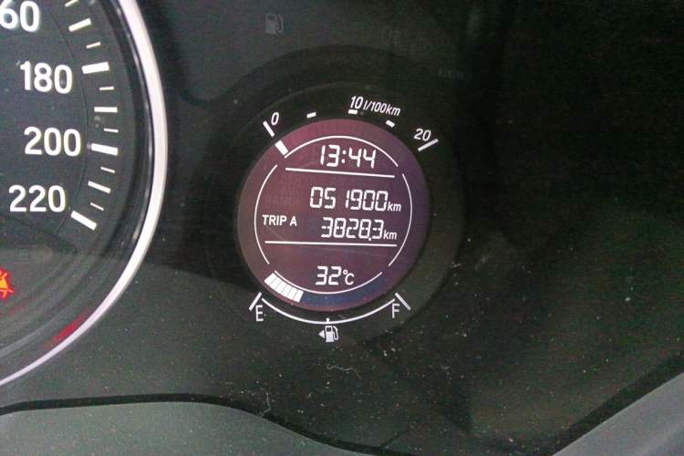 Used Honda Vezel 2015 1.8L CVT 2WD Elite Model Odometer Close Up