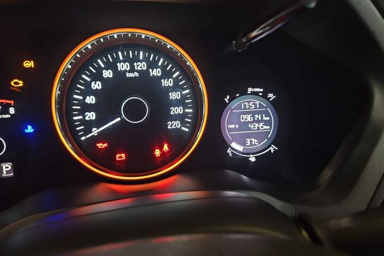 Used Honda Vezel 2015 1.5L CVT two-wheel drive Comfort trim Odometer Close Up