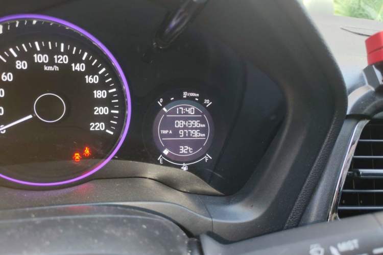 Used Honda Vezel 2015 1.5L CVT two-wheel drive Comfort trim Odometer Close Up