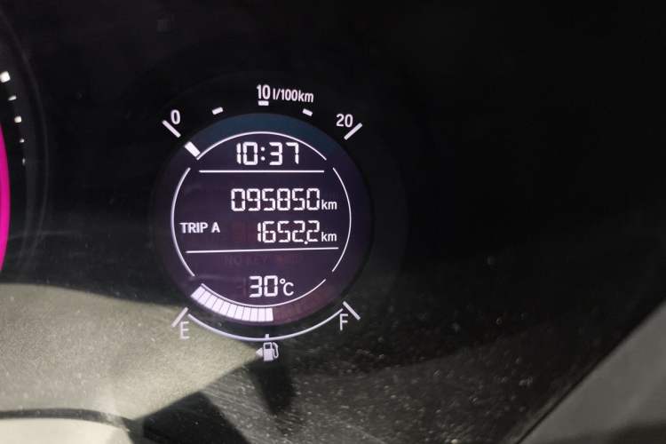 Used Honda Vezel 2015 1.5L CVT two-wheel drive Comfort trim Odometer Close Up
