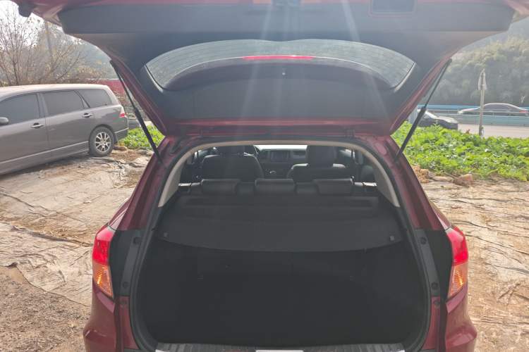 Used Honda Vezel 2015 1.5L CVT two-wheel drive Comfort trim Trunk