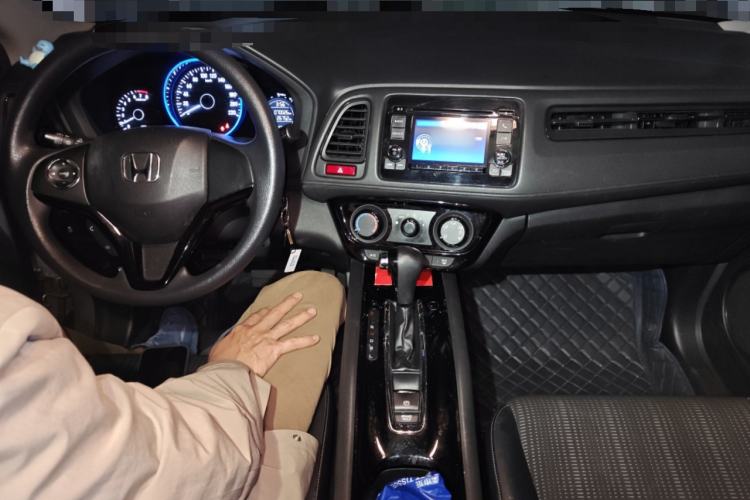 Used Honda Vezel 2015 1.8L CVT 2WD Elite Model Center Console