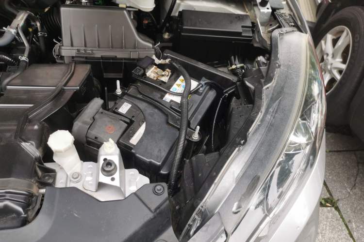 Used Honda Vezel 2015 1.8L CVT 2WD Luxury Model Engine Bay Left