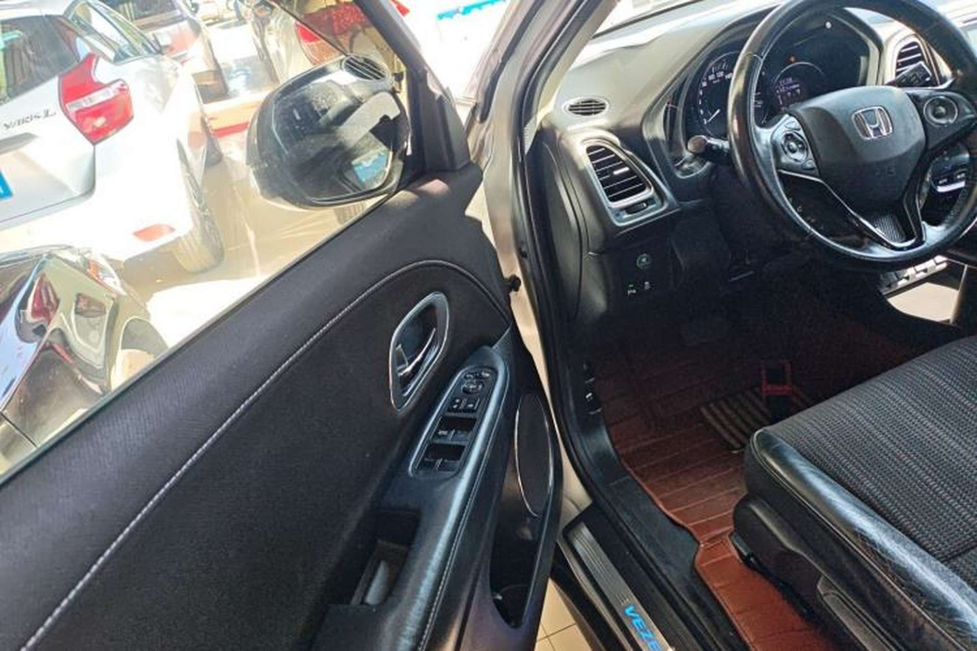 Used Honda Vezel 2015 1.8L CVT 2WD Luxury Model Interior 3