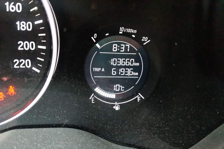 Used Honda Vezel 2015 1.5L CVT two-wheel drive Comfort trim Odometer Close Up