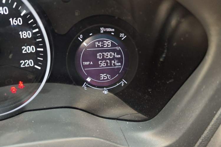 Used Honda Vezel 2015 1.5L CVT two-wheel drive Comfort trim Odometer Close Up