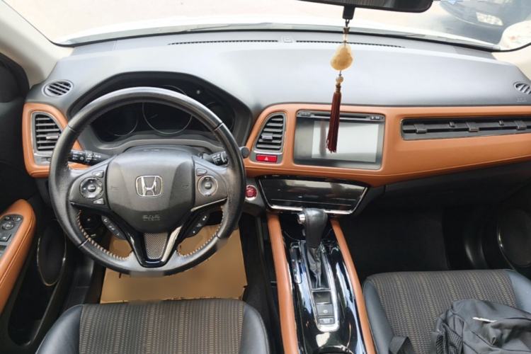 Used Honda Vezel 2015 1.8L CVT 2WD Luxury Model Center Console