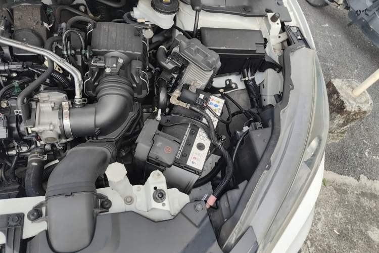 Used Honda Vezel 2015 1.5L manual two-wheel drive Comfort trim level Engine Bay Left