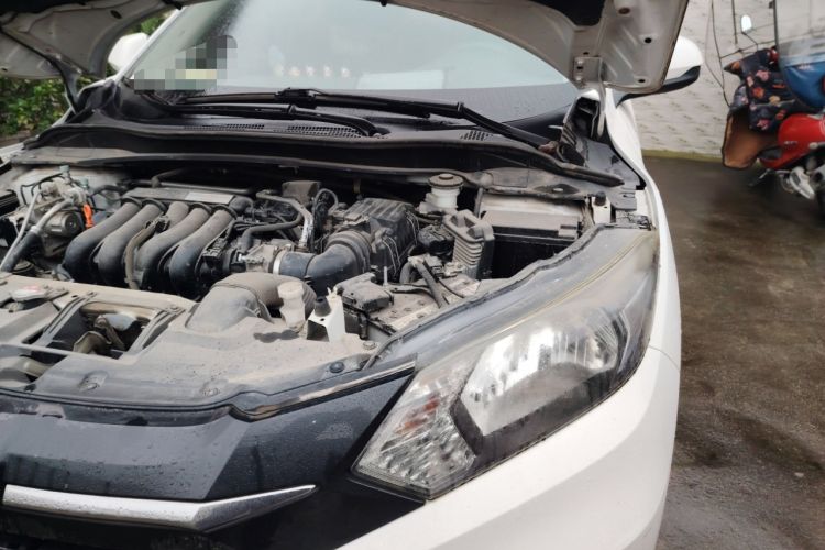 Used Honda Vezel 2015 1.5L manual two-wheel drive Comfort trim level Engine Bay Left