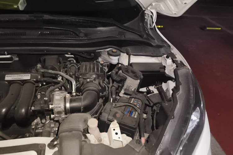 Used Honda Vezel 2015 1.5L manual two-wheel drive Comfort trim level Engine Bay Left