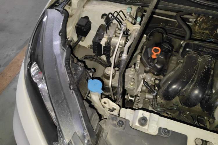 Used Honda Vezel 2015 1.5L CVT two-wheel drive Comfort trim Engine Bay Right