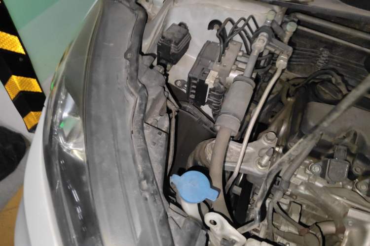 Used Honda Vezel 2015 1.8L CVT 2WD Luxury Model Engine Bay Right