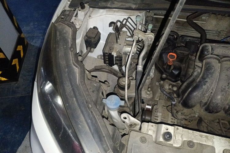 Used Honda Vezel 2015 1.5L CVT two-wheel drive Comfort trim Engine Bay Right