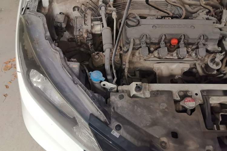 Used Honda Vezel 2015 1.8L Manual Two-Wheel Drive Elite Version Engine Bay Right