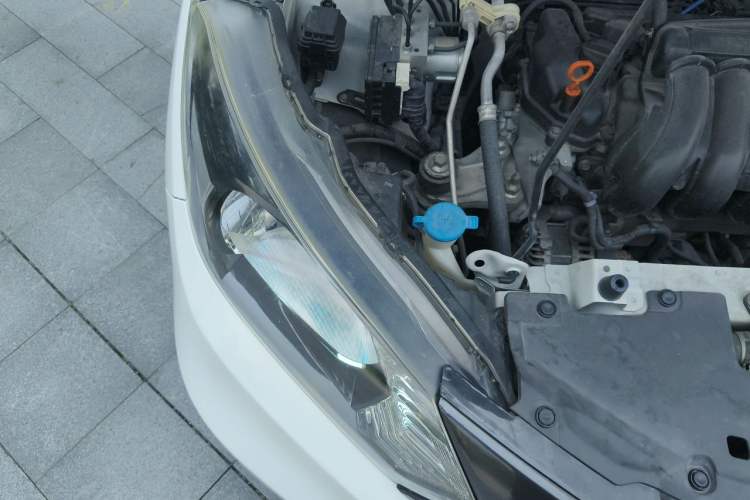 Used Honda Vezel 2015 1.5L CVT two-wheel drive Comfort trim Engine Bay Right