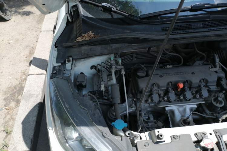 Used Honda Vezel 2015 1.8L CVT 2WD Luxury Model Engine Bay Right