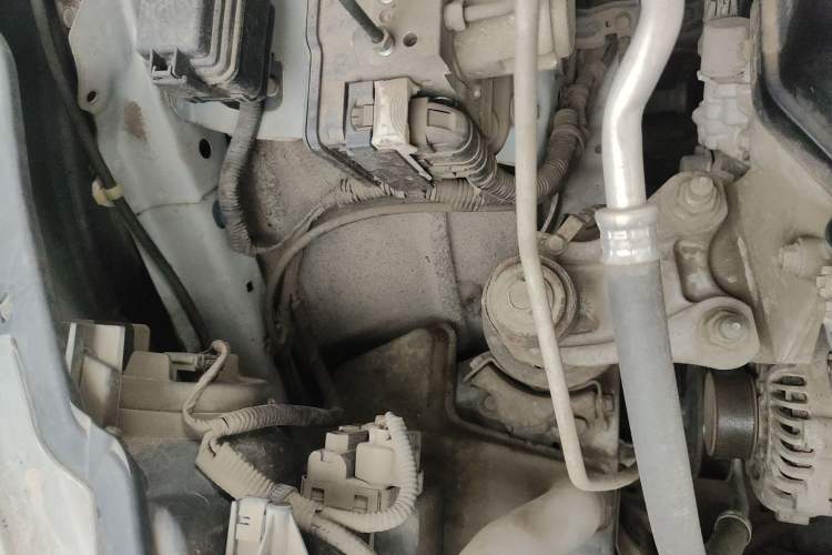 Used Honda Vezel 2015 1.5L manual two-wheel drive Comfort trim level Engine Bay Right