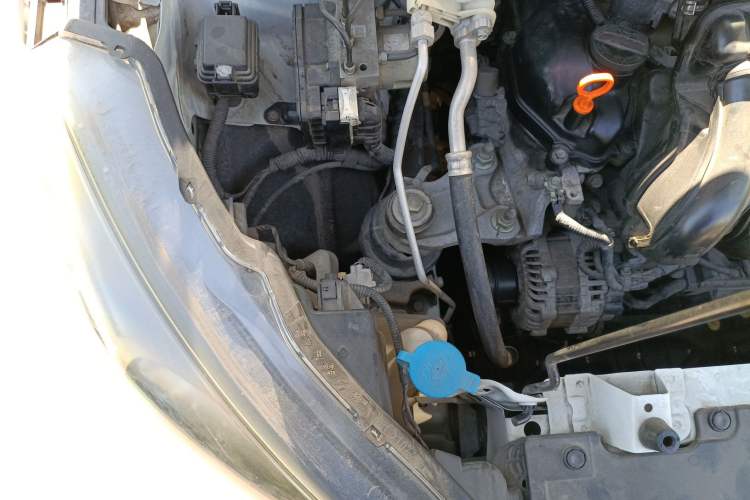 Used Honda Vezel 2015 1.5L CVT two-wheel drive Comfort trim Engine Bay Right