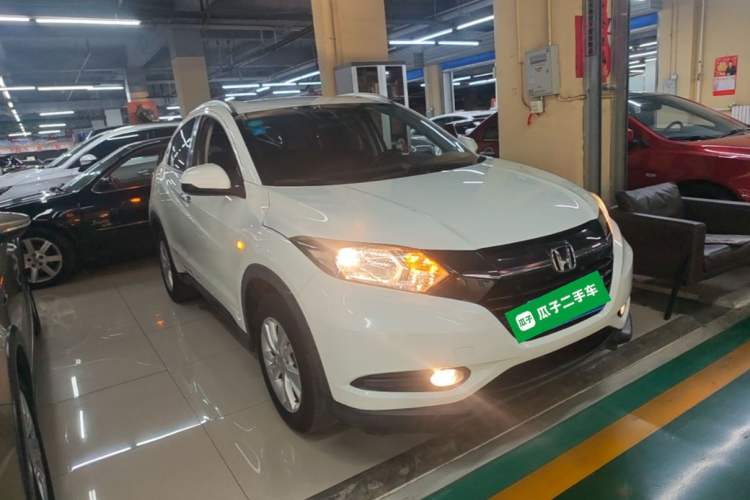Used Honda Vezel 2015 1.5L CVT two-wheel drive Comfort trim Front Right 45 Deg