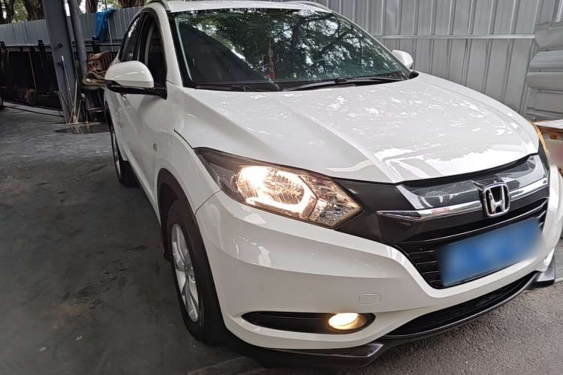 Used Honda Vezel 2015 1.8L CVT 2WD Elite Model Front Right 45 Deg