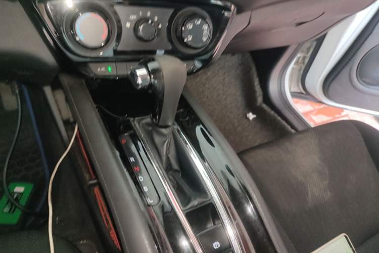 Used Honda Vezel 2015 1.5L CVT two-wheel drive Comfort trim Gear Lever