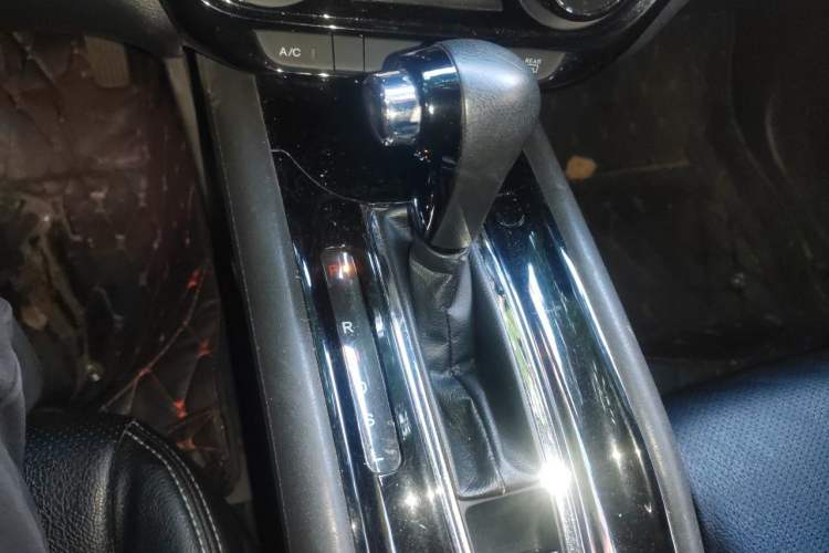 Used Honda Vezel 2015 1.5L CVT two-wheel drive Comfort trim Gear Lever