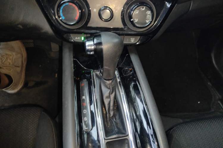 Used Honda Vezel 2015 1.5L CVT two-wheel drive Comfort trim Gear Lever
