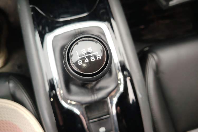 Used Honda Vezel 2015 1.5L manual two-wheel drive Comfort trim level Gear Lever