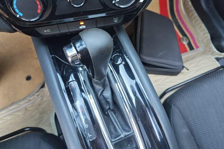 Used Honda Vezel 2015 1.5L CVT two-wheel drive Comfort trim Gear Lever
