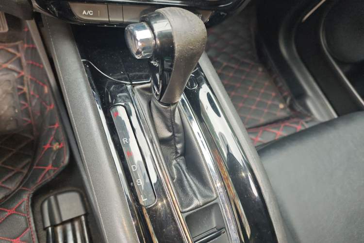 Used Honda Vezel 2015 1.5L CVT two-wheel drive Comfort trim Gear Lever