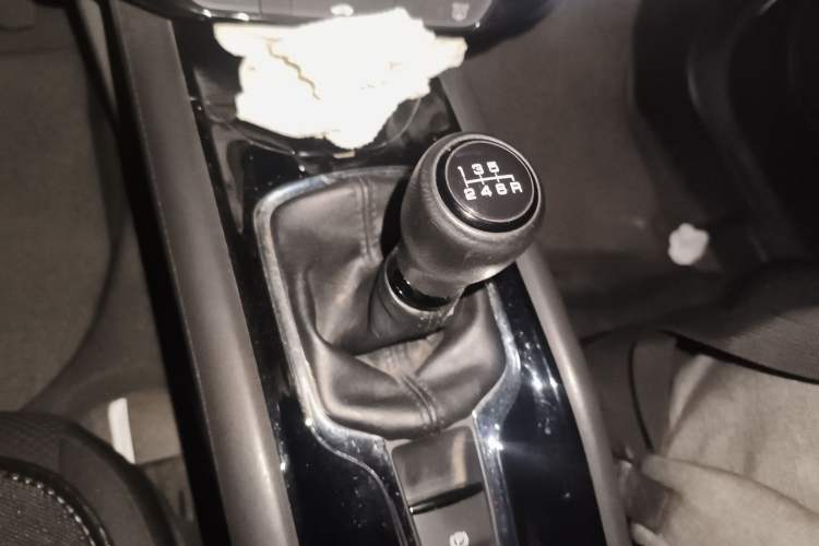 Used Honda Vezel 2015 1.5L manual two-wheel drive Comfort trim level Gear Lever