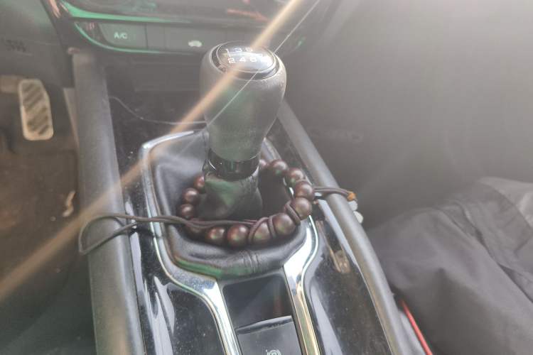 Used Honda Vezel 2015 1.5L manual two-wheel drive Comfort trim level Gear Lever