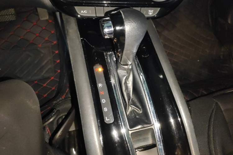 Used Honda Vezel 2015 1.5L CVT two-wheel drive Comfort trim Gear Lever