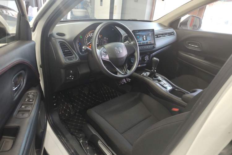 Used Honda Vezel 2015 1.5L manual two-wheel drive Comfort trim level Interior 2