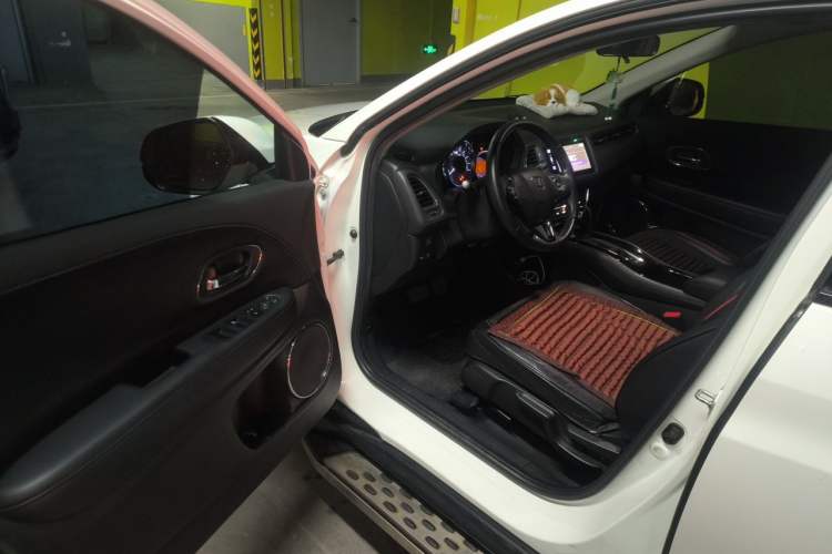 Used Honda Vezel 2015 1.8L CVT 2WD Luxury Model Interior 3