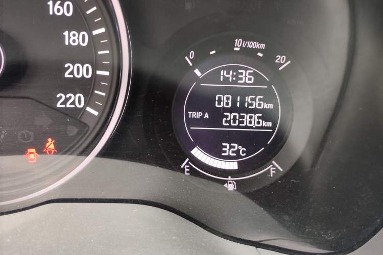 Used Honda Vezel 2015 1.5L CVT two-wheel drive Comfort trim Odometer Close Up