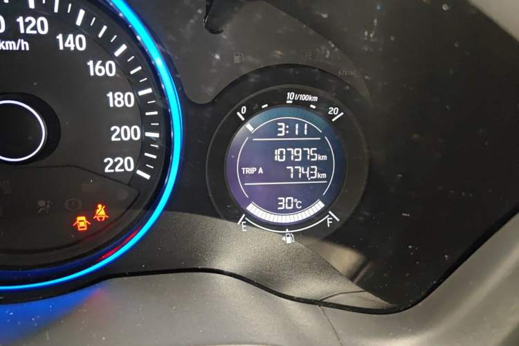 Used Honda Vezel 2015 1.5L CVT two-wheel drive Comfort trim Odometer Close Up