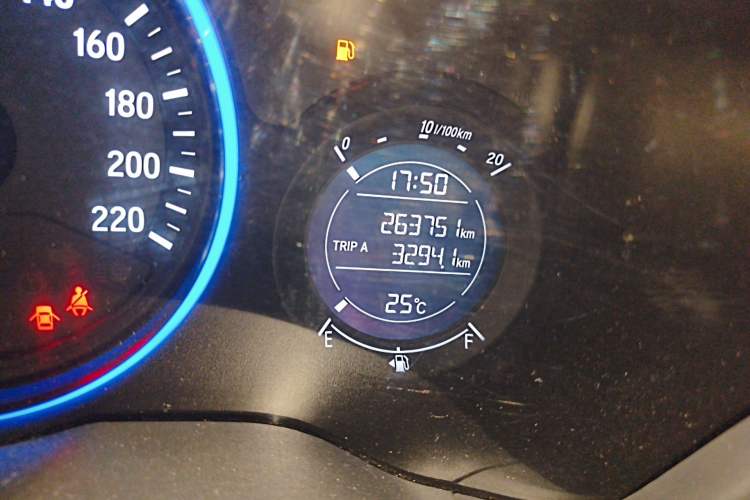 Used Honda Vezel 2015 1.5L CVT two-wheel drive Comfort trim Odometer Close Up