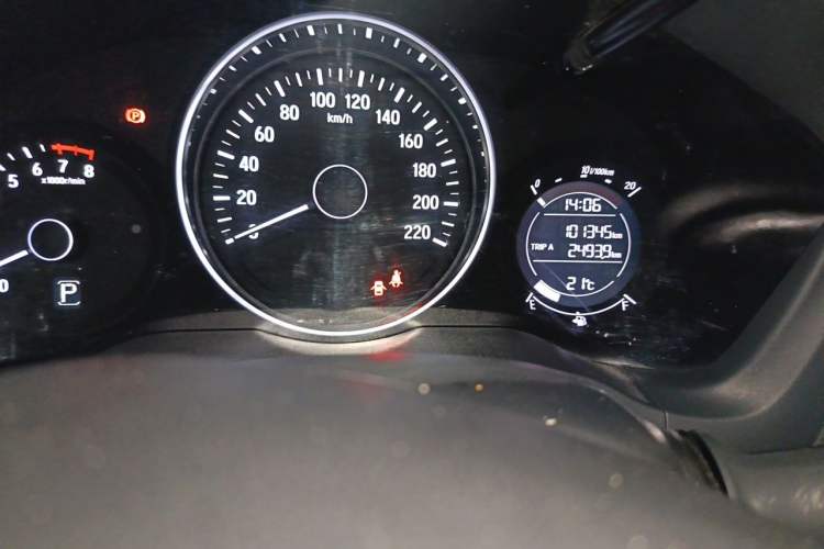 Used Honda Vezel 2015 1.5L CVT two-wheel drive Comfort trim Odometer Close Up