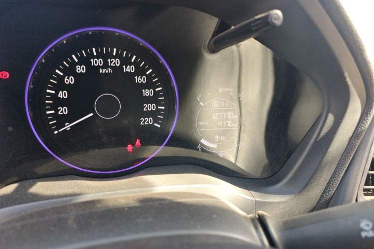 Used Honda Vezel 2015 1.5L CVT two-wheel drive Comfort trim Odometer Close Up