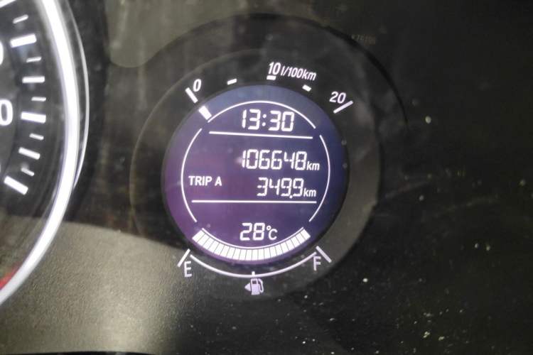 Used Honda Vezel 2015 1.5L CVT two-wheel drive Comfort trim Odometer Close Up