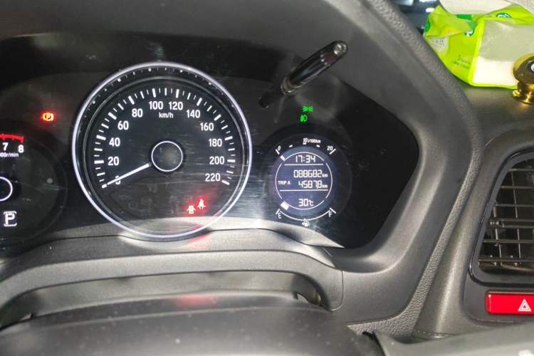 Used Honda Vezel 2015 1.5L CVT two-wheel drive Comfort trim Odometer Close Up