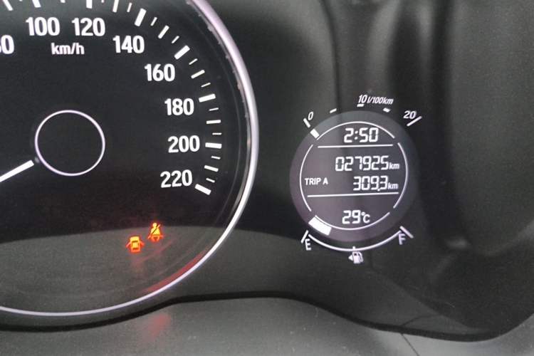 Used Honda Vezel 2015 1.5L CVT two-wheel drive Comfort trim Odometer Close Up