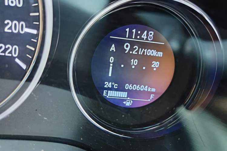 Used Honda Vezel 2015 1.8L CVT 2WD Luxury Model Odometer Close Up