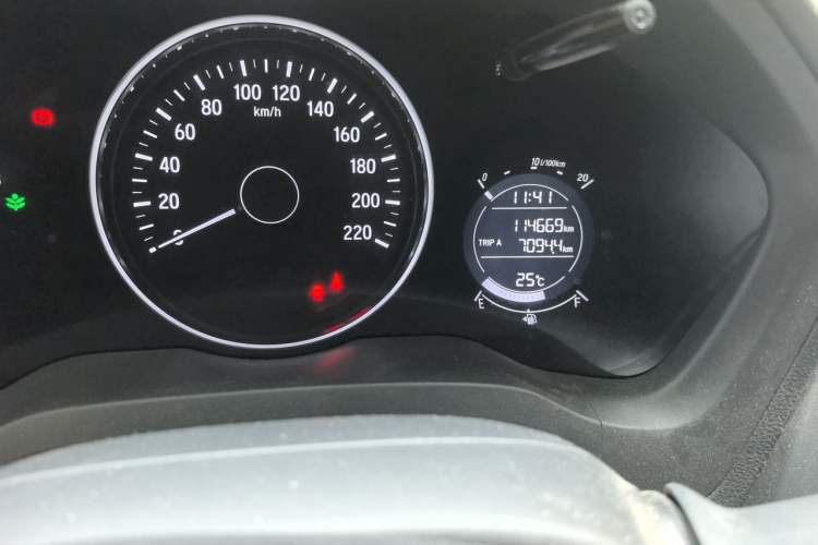 Used Honda Vezel 2015 1.5L CVT two-wheel drive Comfort trim Odometer Close Up